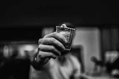 ②10万円以上の副収入を得ている人も多いという調査結果