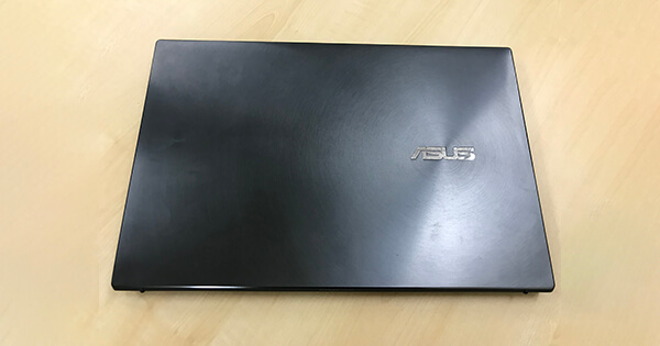 パソコン：ASUS ZenBook
